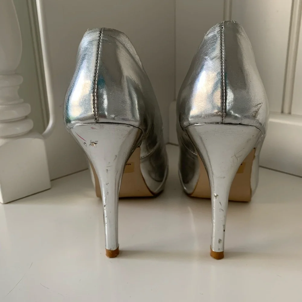 Lava•Elegant Silver Metallic Peep Toe Platform Pump-Size 7